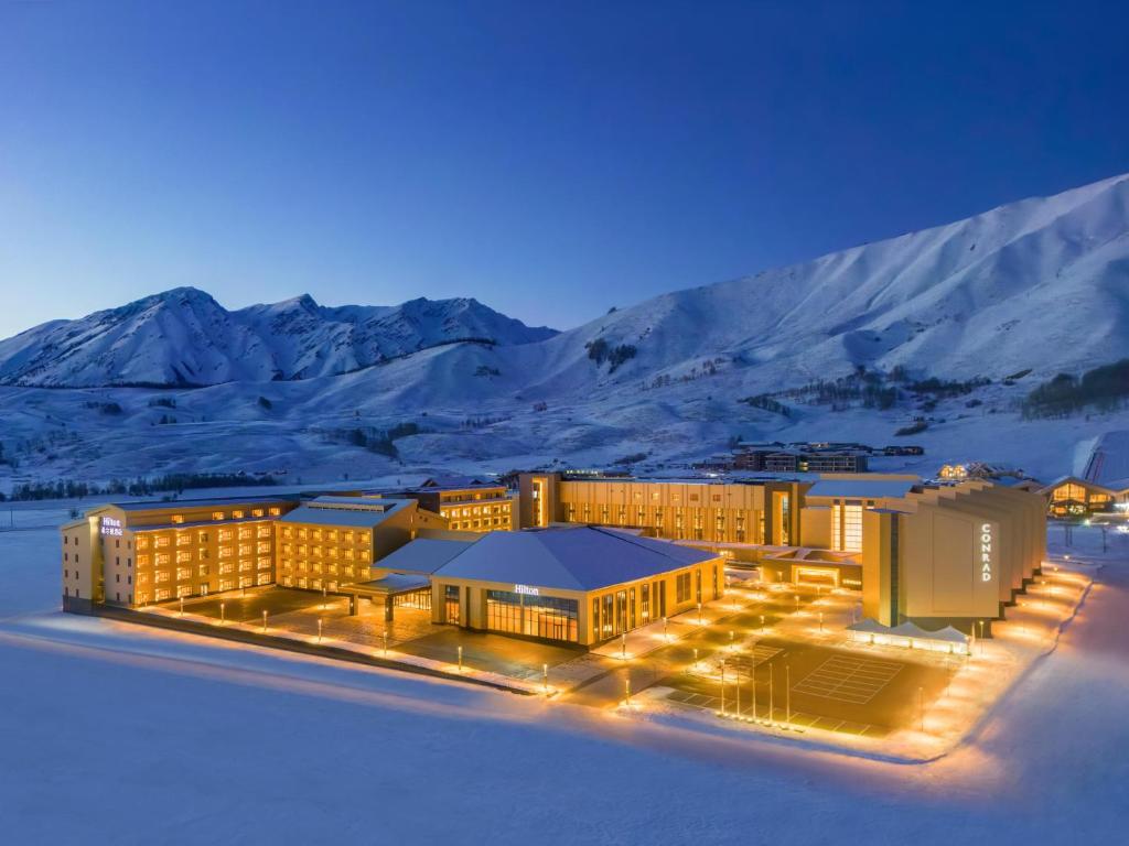 a renderización de un edificio con montañas en el fondo en Conrad Altay Hemu, en K'u-mu