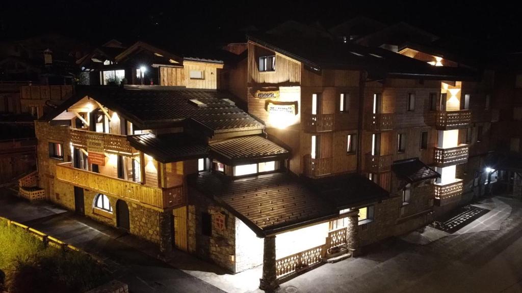 een uitzicht op een gebouw 's nachts bij Résidence Hôtelière Bellecôte 4 étoiles in La Plagne Tarentaise