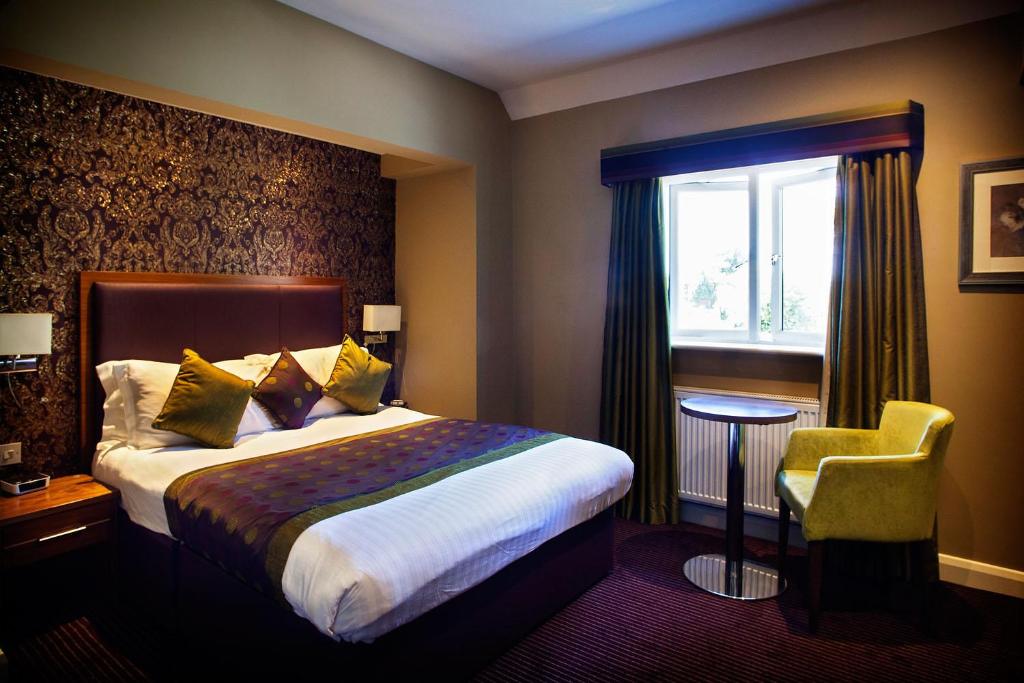 um quarto de hotel com uma cama e uma janela em 315 Bar & Restaurant em Huddersfield