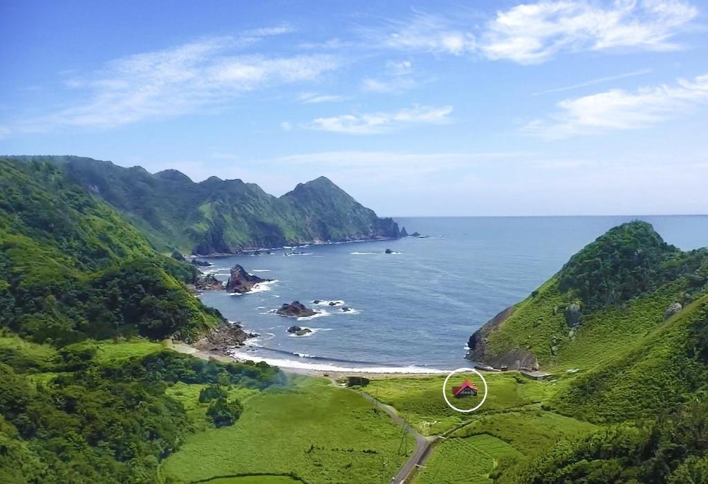 MeraA private log house in a secluded beach, LOGOUT的享有海滩的空中景致,享有山脉和海洋美景。