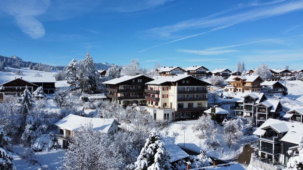 una ciudad cubierta de nieve con casas en Hotel Bergruh, en Füssen
