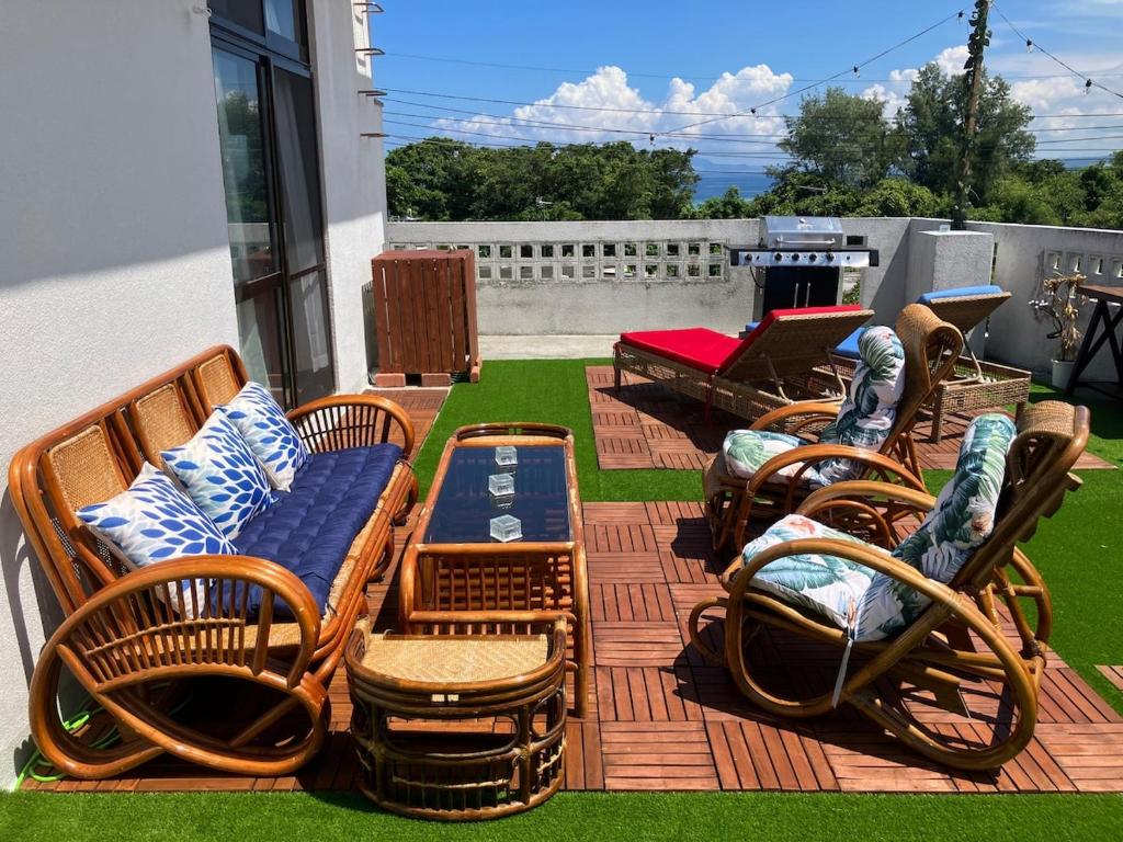 Posezení v ubytování Sunkissed Divers Okinawa 1, Rooftop for 2 with Jacuzzi, Bbq and Sea View