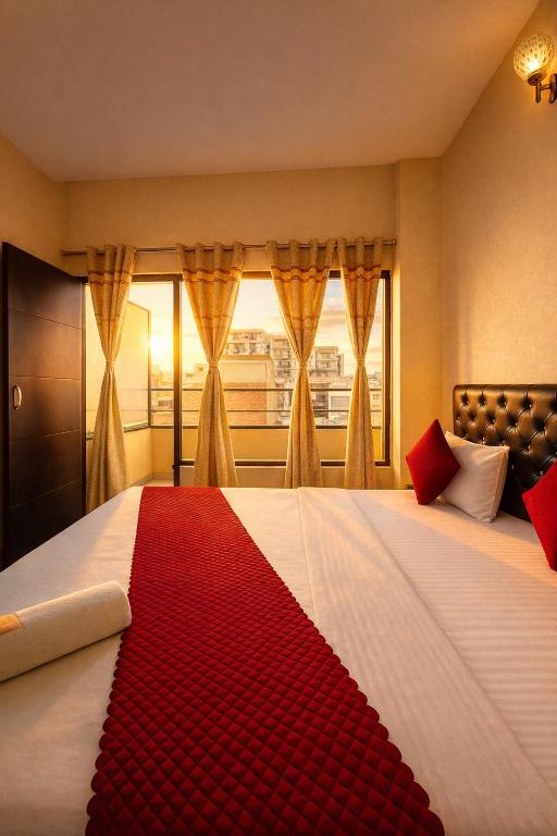 Postel nebo postele na pokoji v ubytování Hotel JB & Woodlark Zirakpur by Sidham Group of Hotels