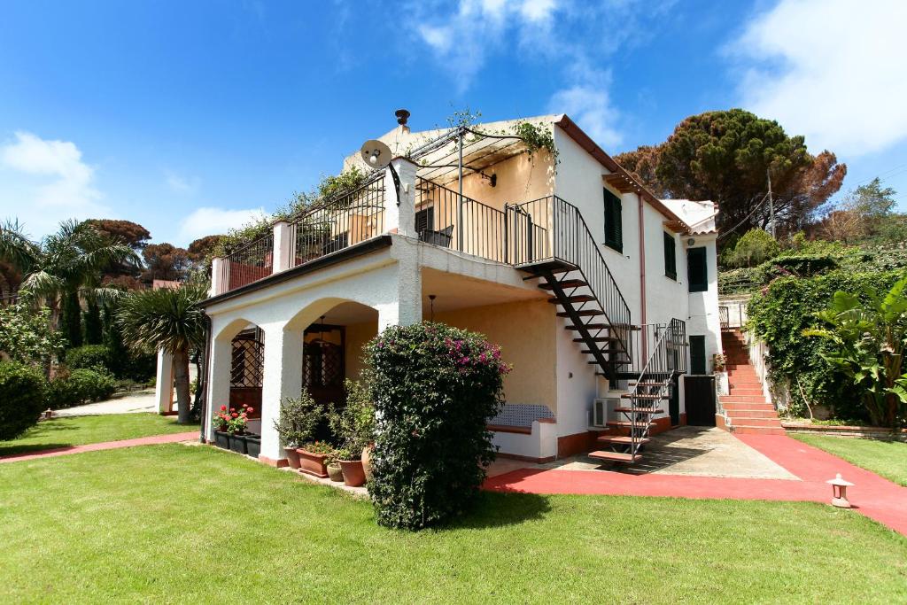 uma casa com uma escada em cima em Villa Eleanto em Cefalù
