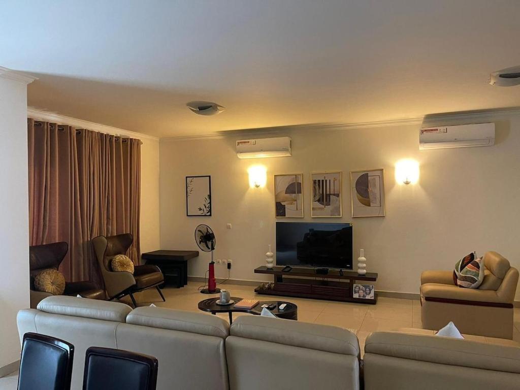 Et tv og/eller underholdning på Cosy and affordable 2 bed Apartment In Ikoyi