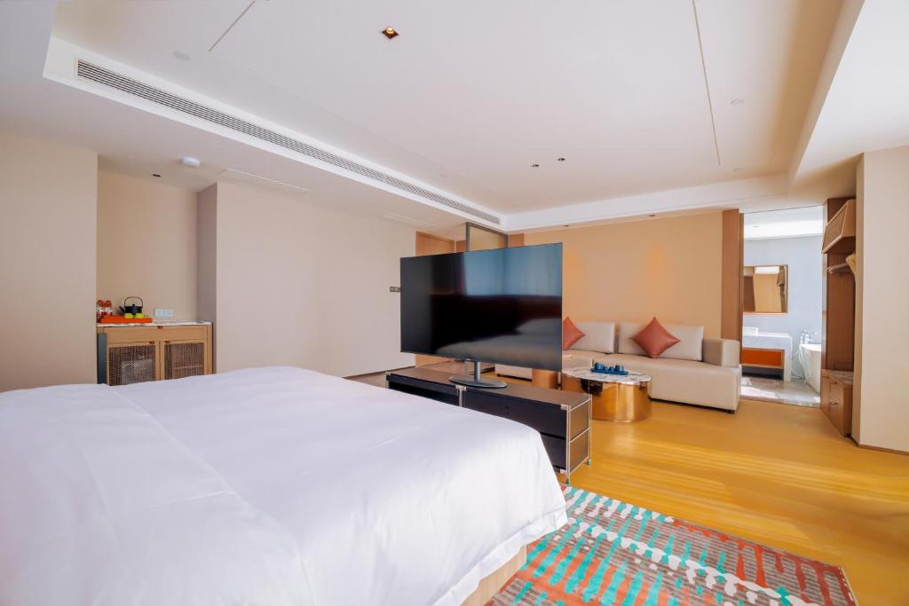 TV a/nebo společenská místnost v ubytování Xinuo Hotel Ningbo Jiangbei MixC Branch