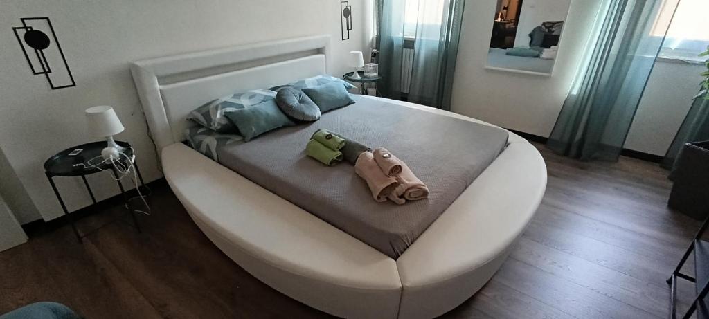 ein weißes Bett mit zwei ausgestopften Tieren darauf in der Unterkunft Il sogno di Elisa -romantico B&B nel centro di Parma in Parma