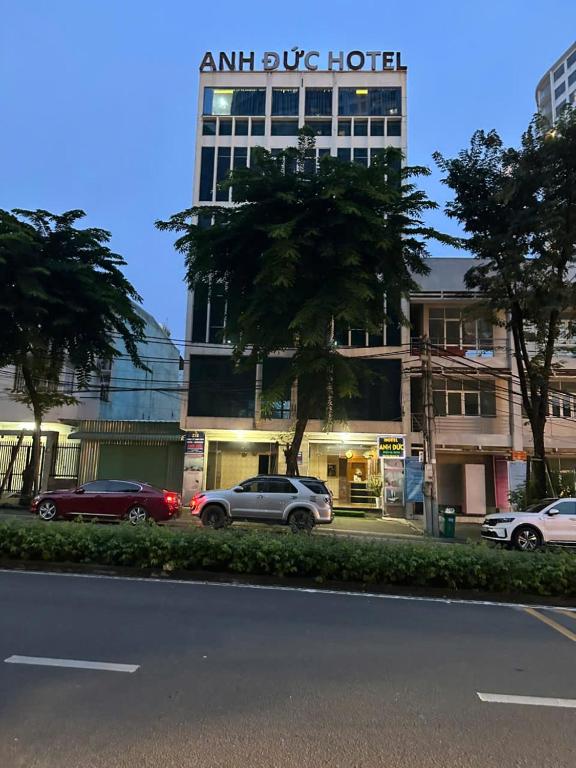 a building with cars parked in front of it at Khách sạn Anh Đức 1 in Ga Phú Văn