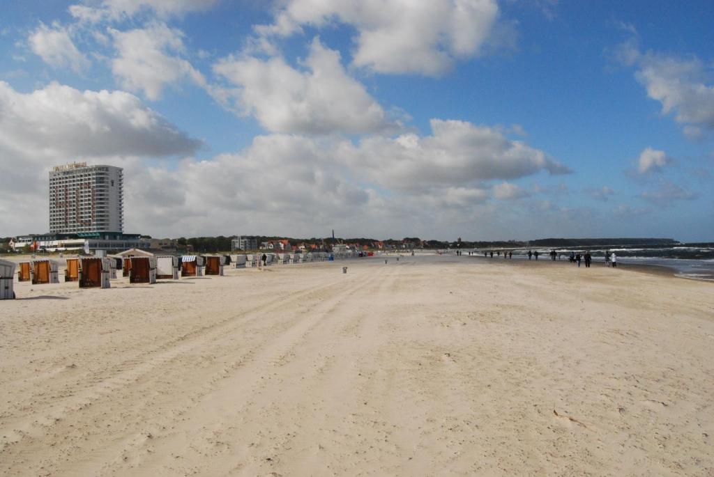 een uitzicht op een strand met mensen erop bij Ferienwohnung Heidelbeere in Graal-Müritz