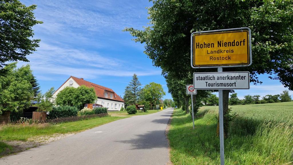 una señal de calle al costado de una carretera en Ferienwohnungen Hohen Niendorf bei Kühlungsborn, en Hohen Niendorf