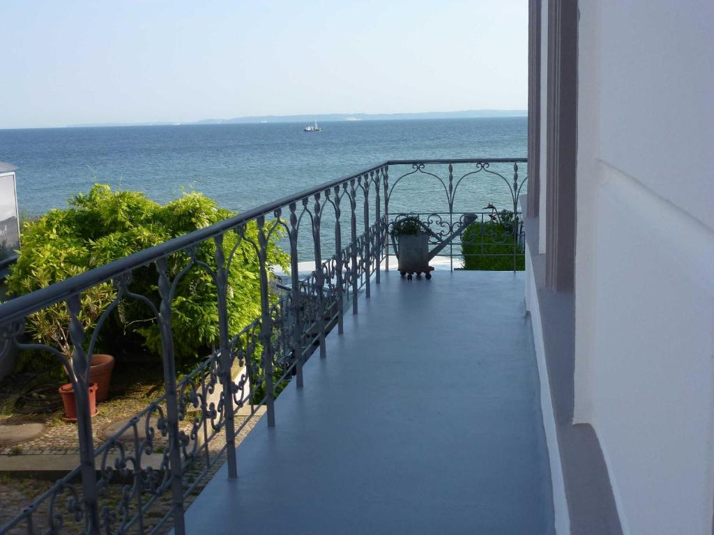 een balkon met uitzicht op de oceaan bij Ferienwohnung Sassnitz mit Meerblick in Sassnitz