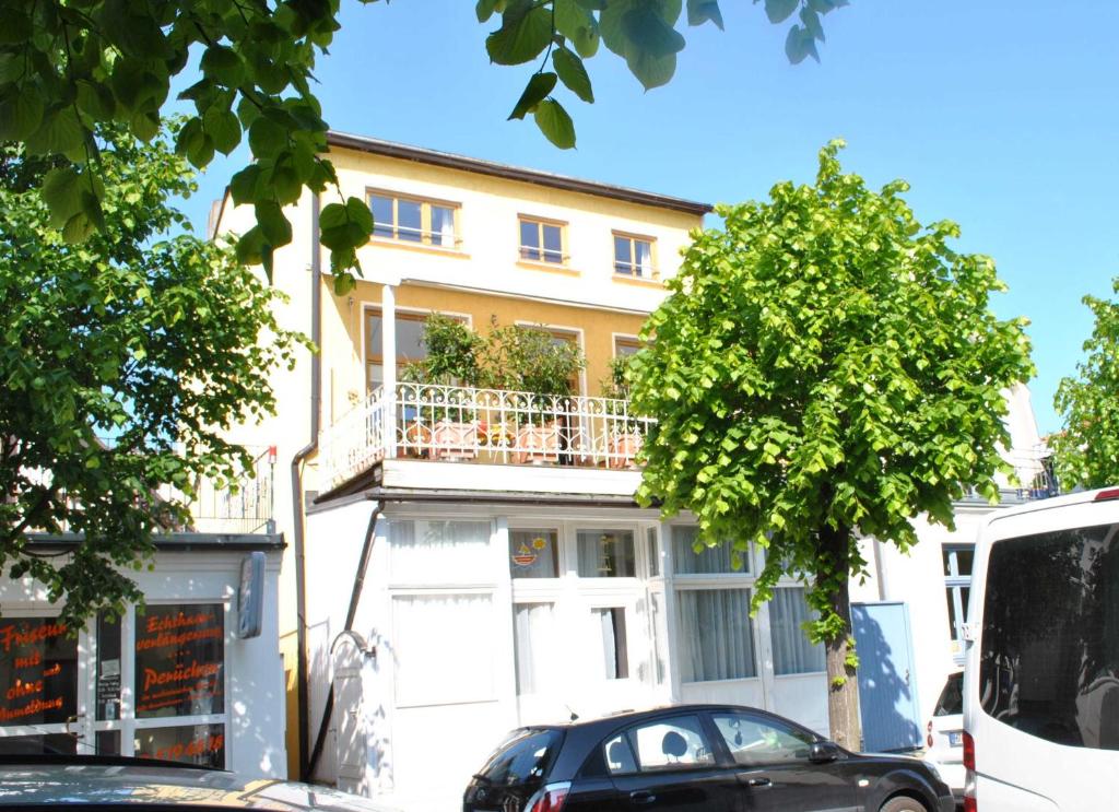 een zwarte auto geparkeerd voor een gebouw bij Ferienwohnung Warnemünde Altstadt (RC) in Warnemünde