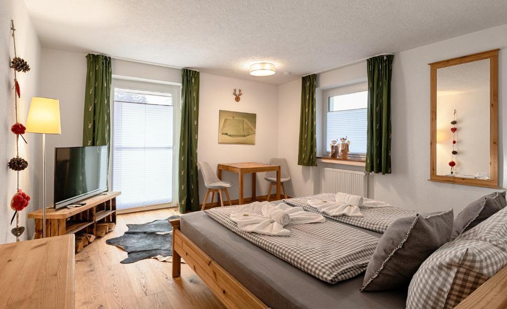 Ένα ή περισσότερα κρεβάτια σε δωμάτιο στο Albhof Am Wasserfall