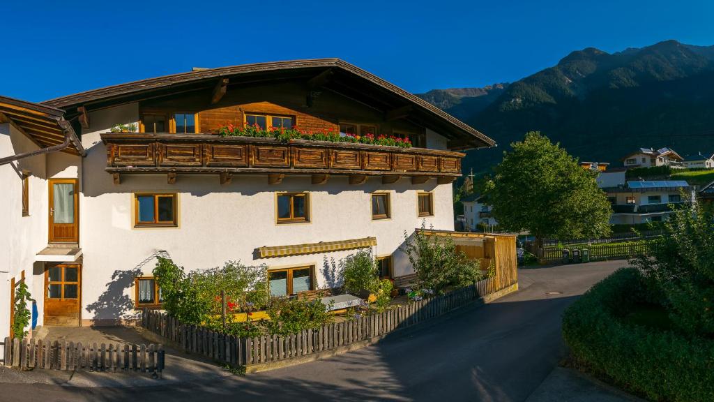 ein Haus mit einem Balkon mit Blumen darauf in der Unterkunft Appartement Stuibenfallblick in Umhausen