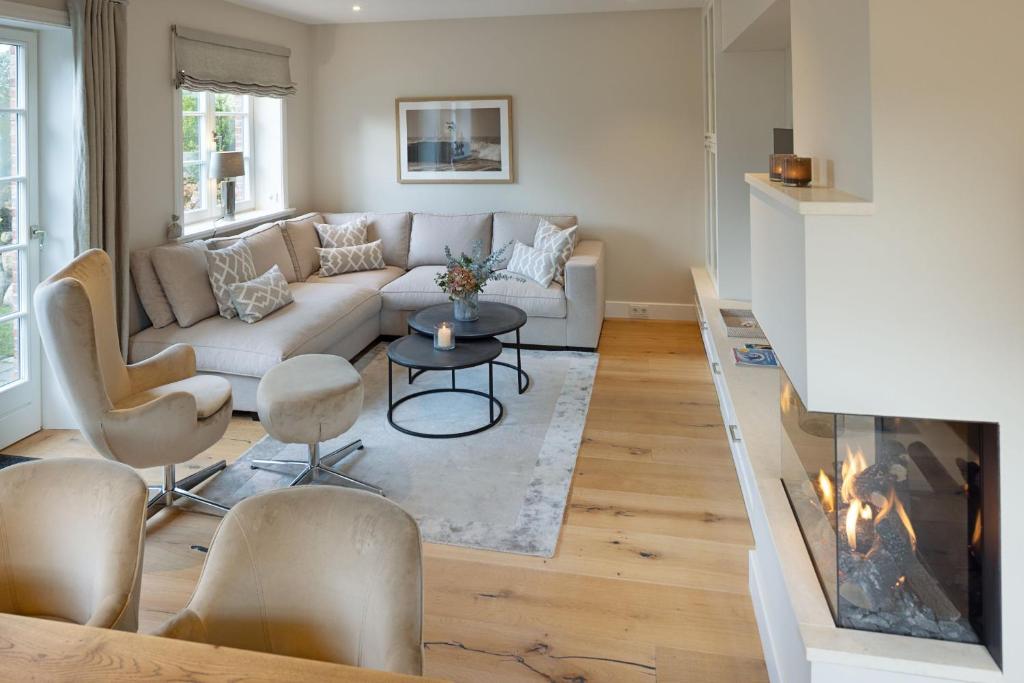 un soggiorno con divano e camino di Strandhafer a List