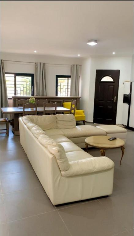Ruang duduk di Angele House