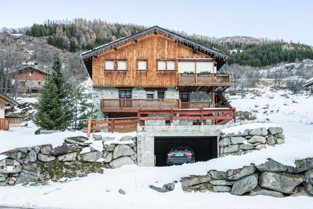 a house in the snow with a car in it at Appartement Génépi dans Chalet 14p in Praranger