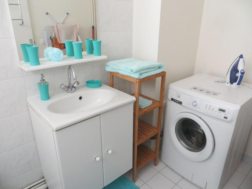 メゾン・ラフィットにあるFoch St. Germainのバスルーム(洗濯機、シンク付)