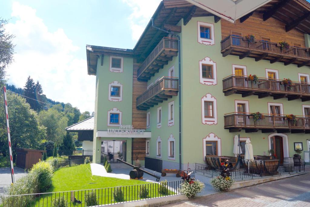 een groot gebouw met balkons aan de zijkant bij Unterwirt in Saalbach Hinterglemm