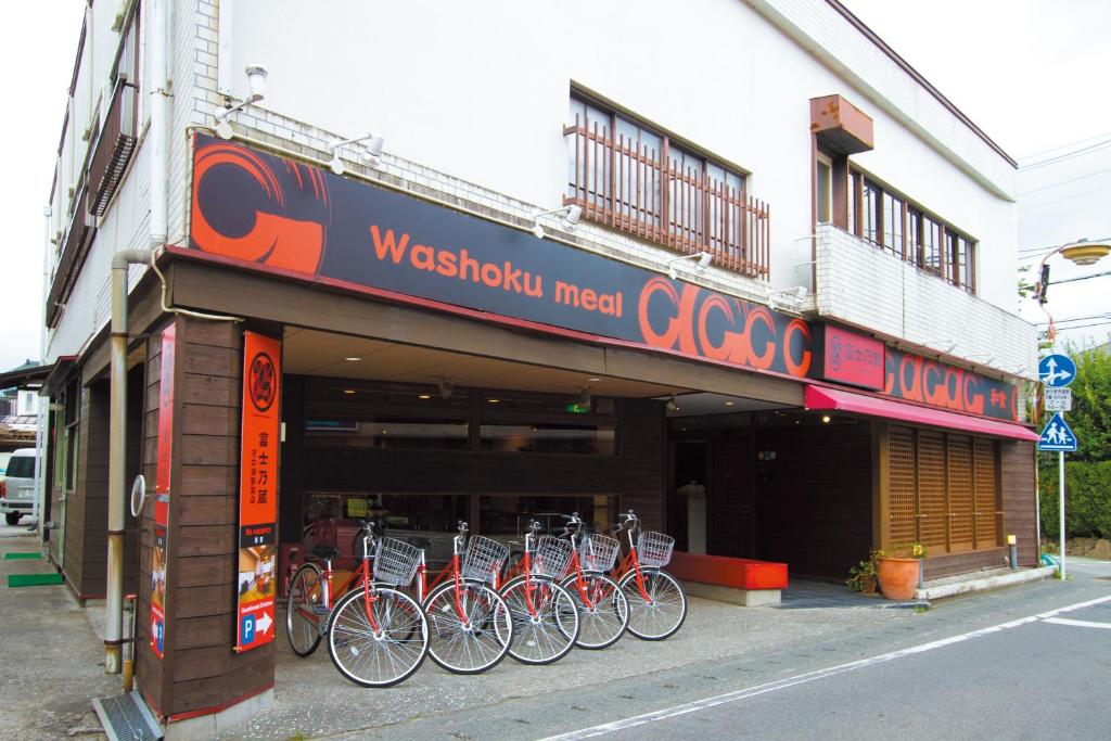 un local avec des vélos garés devant lui dans l'établissement Guesthouse Fujinokura Kawaguchiko Ekimaeten, à Fujikawaguchiko