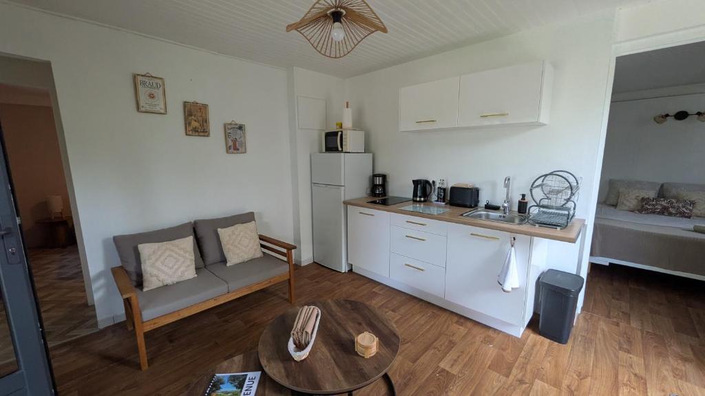 Una cocina o kitchenette en Ti Kaz chez Anita et Bruno F3 proches des plus belles plages sud de la Martinique