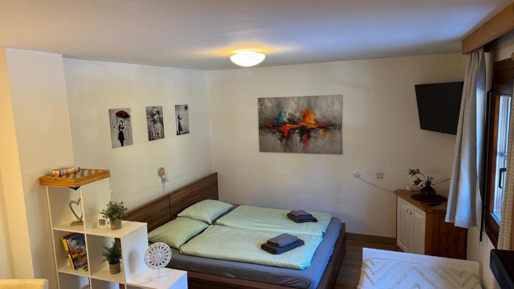 a small bedroom with a bed in a room at Gemütliches Apartment - Kanzelhöhe - Gerlitzen in Treffen