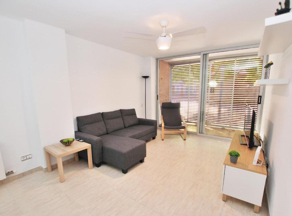 een woonkamer met een bank en een tafel bij Gaudi Contemporani in Mataró