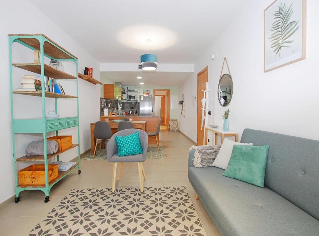 a living room with a couch and a table at Petit niu · Petit niu · Apartamento AC - 3 min de la playa in Vilassar de Mar