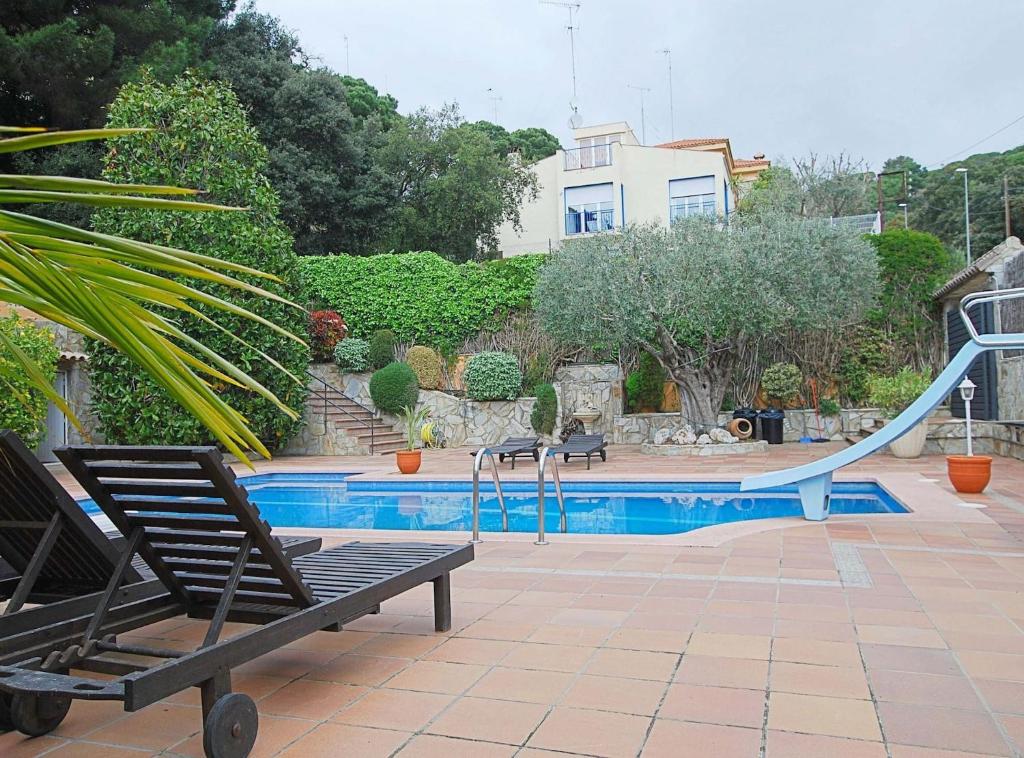 ein Pool mit Rutsche in einem Haus in der Unterkunft Villa Magnolia in Mataró