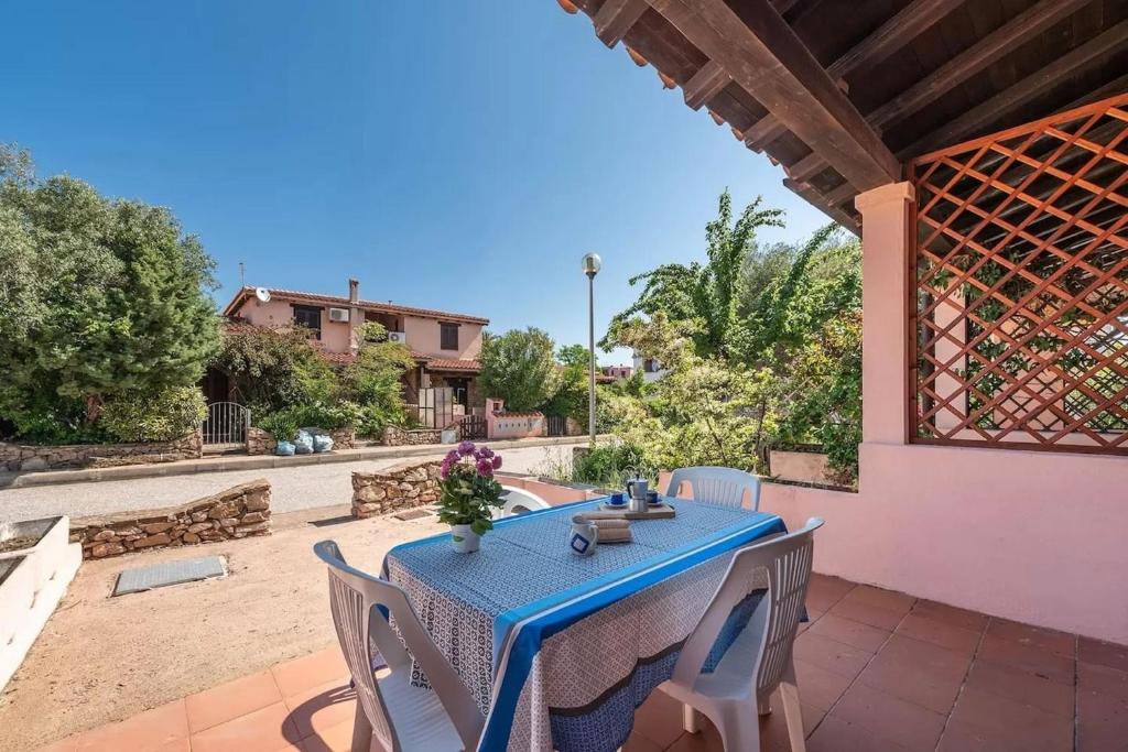 een blauwe tafel en stoelen op een patio bij Perfectly located flat in San Teodoro in San Teodoro