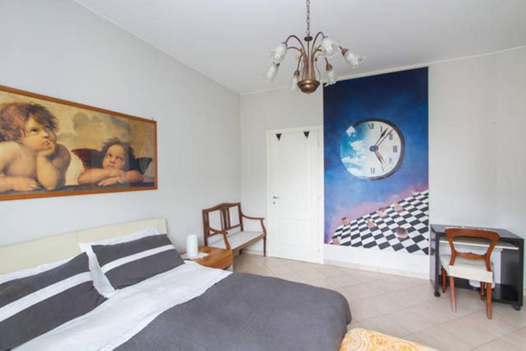 um quarto com uma cama e um relógio na parede em Angelica House em Milão