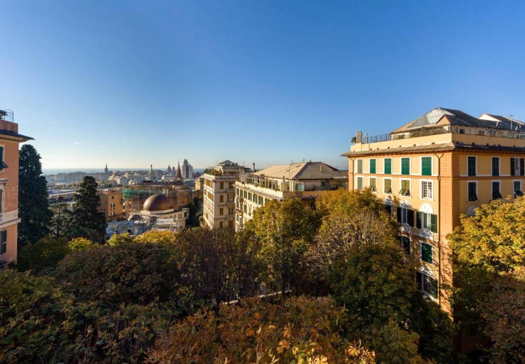 uma vista para uma cidade com edifícios e árvores em Rita's House em Génova