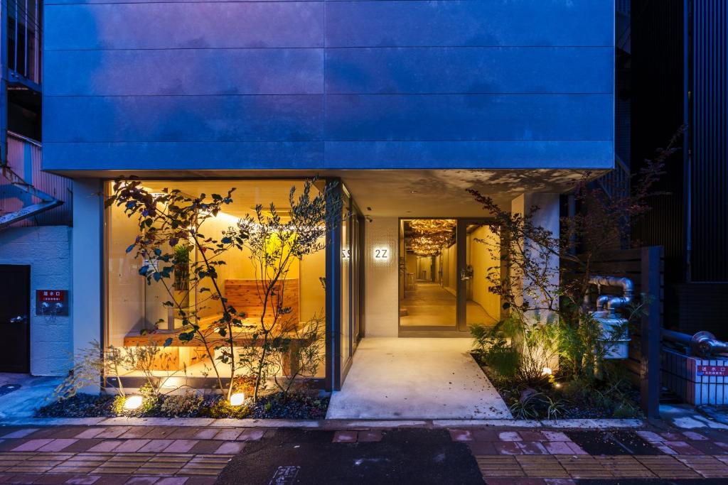 een voordeur van een gebouw met lichten erop bij 2Z - DOYANEN HOTELs in Osaka