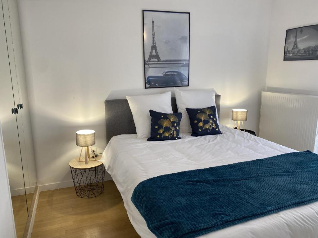 En eller flere senge i et værelse på BLUE By Dream Apartments