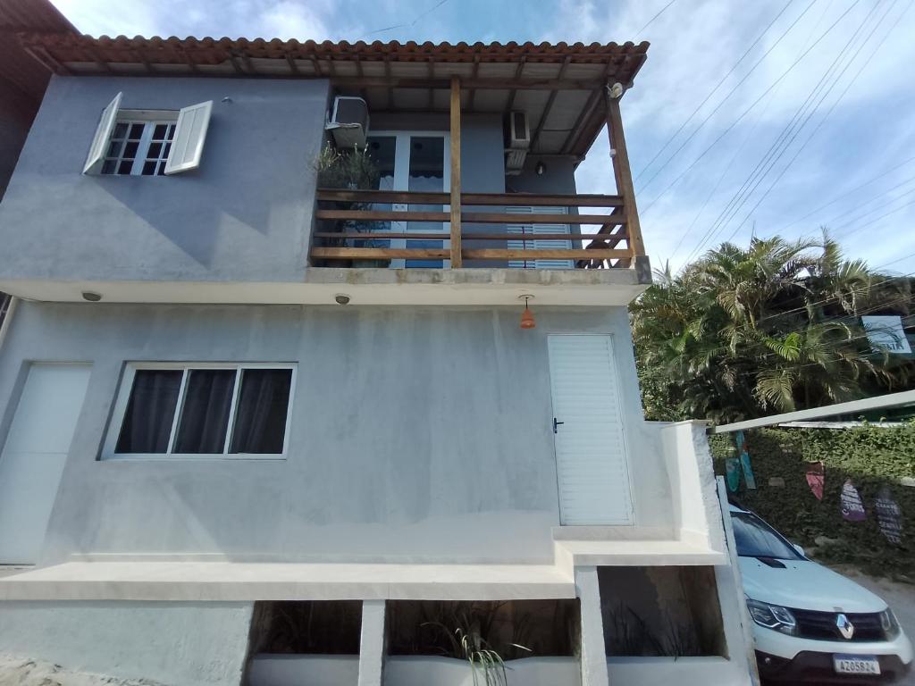 ein Haus mit einem Balkon darauf in der Unterkunft Casa de Praia Maresias in Maresias