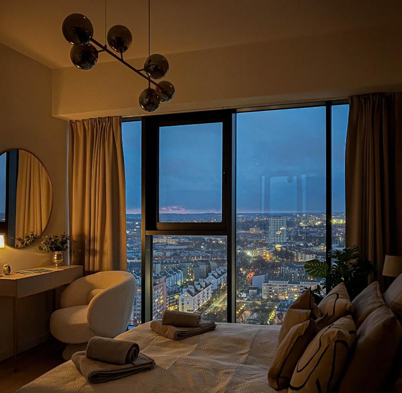 Giường trong phòng chung tại Apartly - Hanza Tower apartament City View, parking, pool, sauna