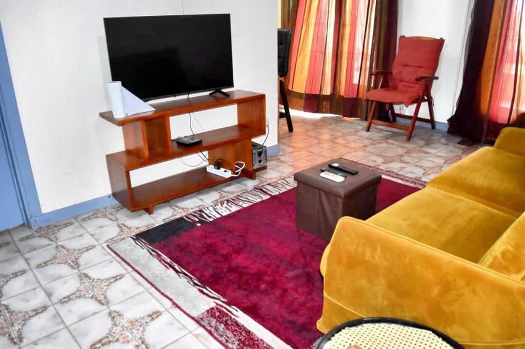 Μια τηλεόραση ή/και κέντρο ψυχαγωγίας στο Kribi Host