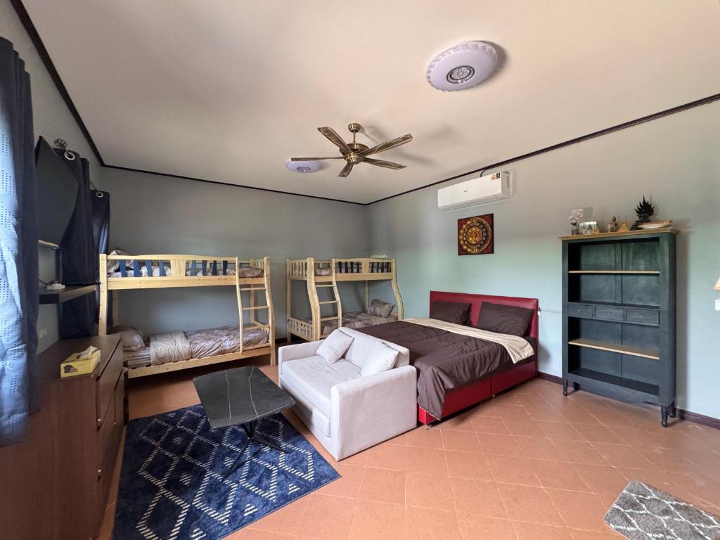 Giường trong phòng chung tại SaensukStay