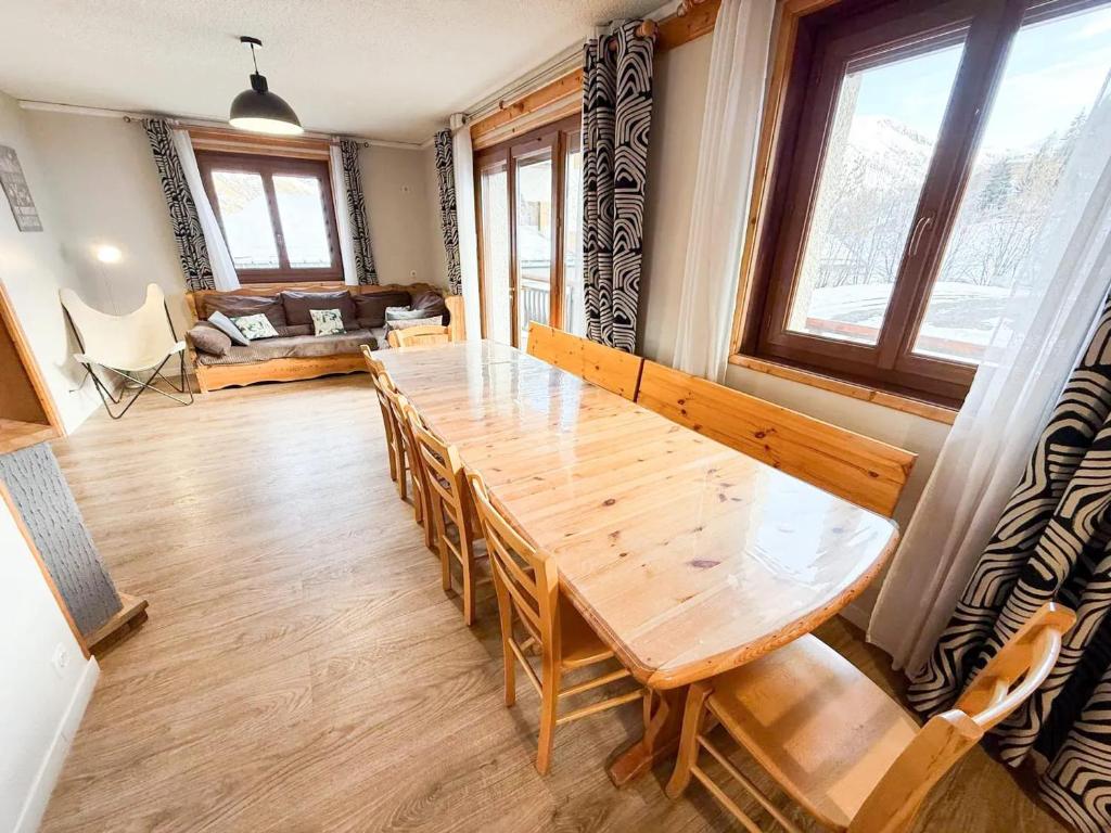 einen Holztisch und Stühle im Wohnzimmer in der Unterkunft Appartement spacieux à Saint-Sorlin-d'Arves 87 m² vue montagne in Saint-Sorlin-dʼArves