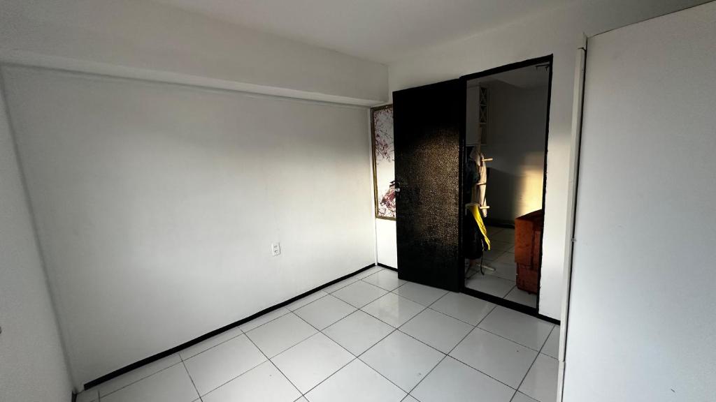 VERÃO ROOTs في ايليوس: غرفة فارغة فيها باب وأرضية بلاط