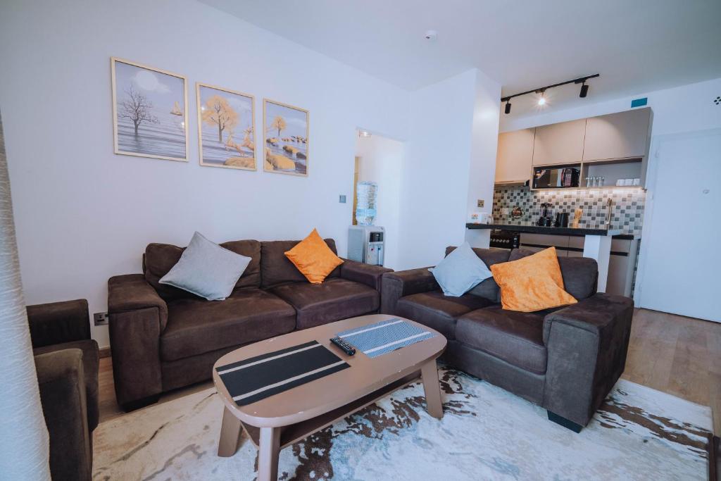 ein Wohnzimmer mit zwei Sofas und einem Tisch in der Unterkunft Shan's Comfort Sanctuary in Tatu City