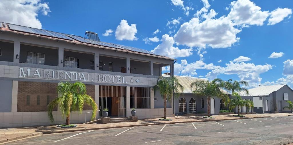 Un edificio con un cartel que dice "Meridian Hotel" en Mariental Hotel Cc, en Mariental