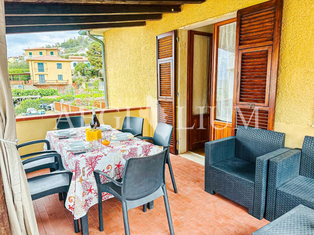 eine Terrasse mit Tisch und Stühlen auf einem Balkon in der Unterkunft Maria Vittoria in Campese