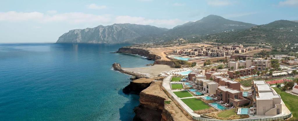 una vista aérea de un resort junto al océano en Rocrita Lifestyle Beach Resort, en Mókhlos