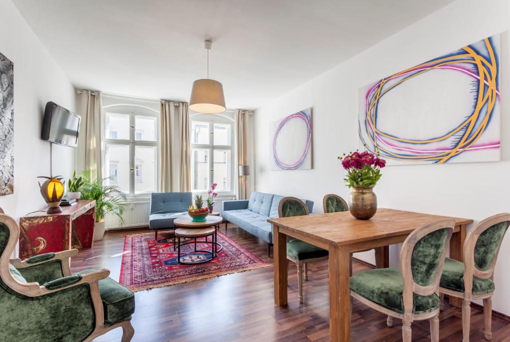 a living room with a table and chairs at GreatStay Apartment - Rheinsbergerstr. in Berlin