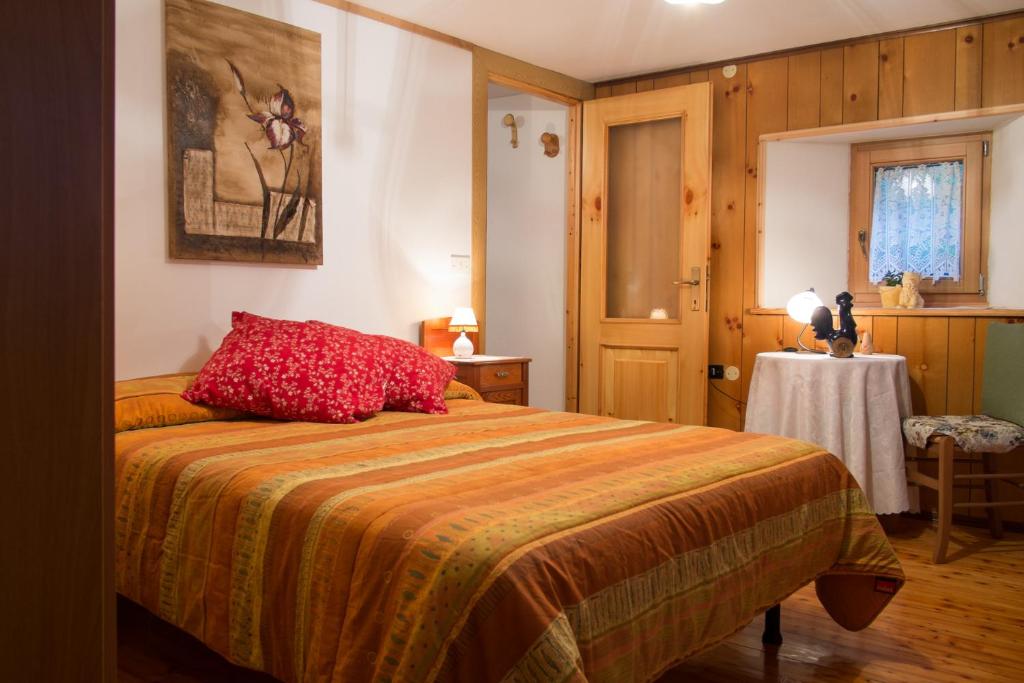 バールにあるAppartamento Le Bon Reveilのベッドルーム1室(赤い枕のベッド1台付)
