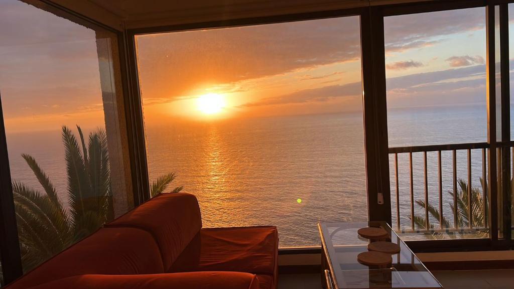een woonkamer met uitzicht op de oceaan bij zonsondergang bij Esperanza in Tacoronte