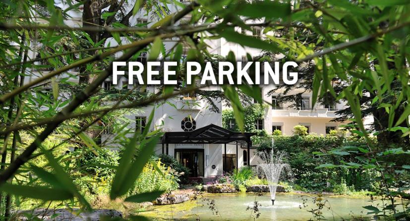 ディヴォンヌ・レ・バンにあるルグランドホテル ドメーヌ ド ディヴォンヌの家の前に無料駐車場があるという看板