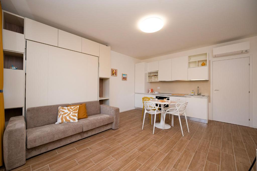 een woonkamer met een bank en een tafel bij San Pier Tommaso Living in Bologna