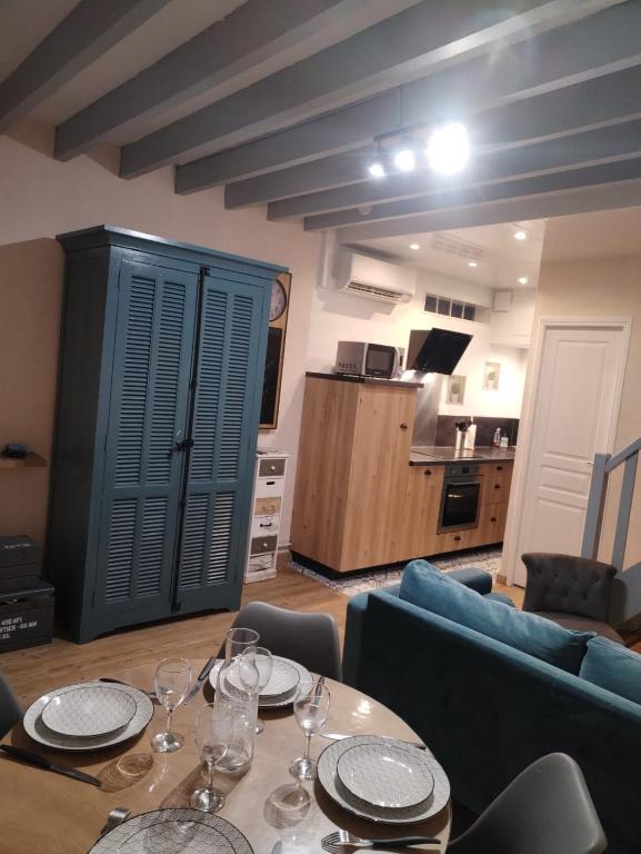 een eetkamer met een tafel met wijnglazen erop bij Cajem in Étretat